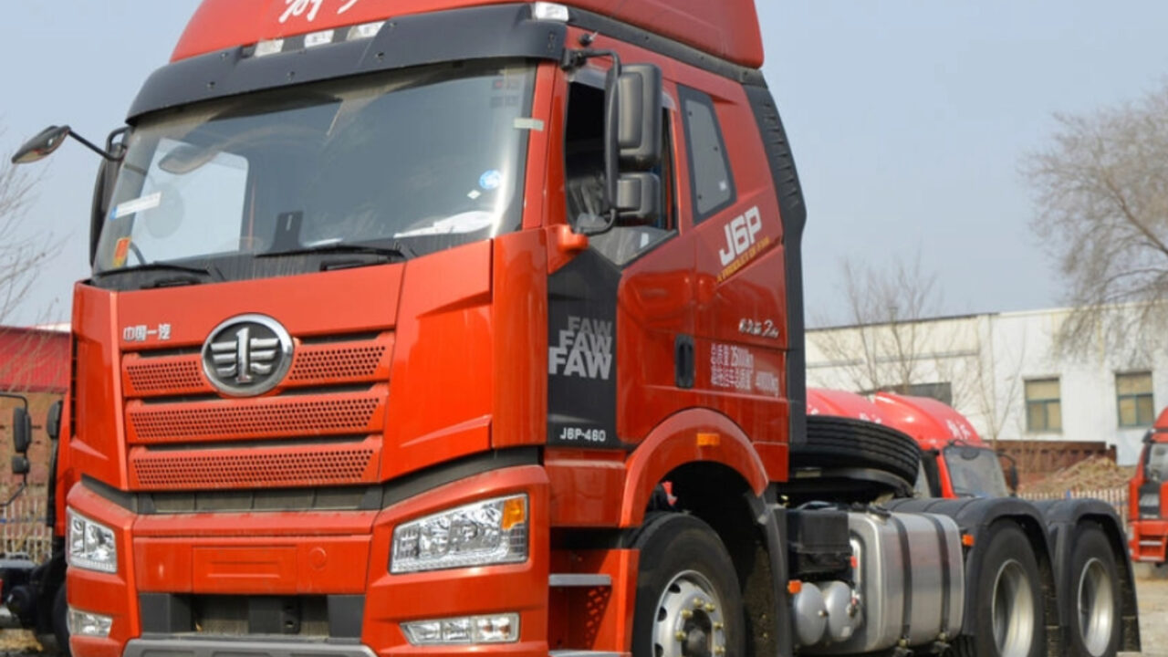 Discovering the Advantages of Buying Used FAW 6×4 Tractor Trucks in Bulk